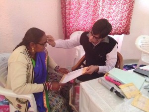 Dr. Khurana give a FREE  SPECTACLE